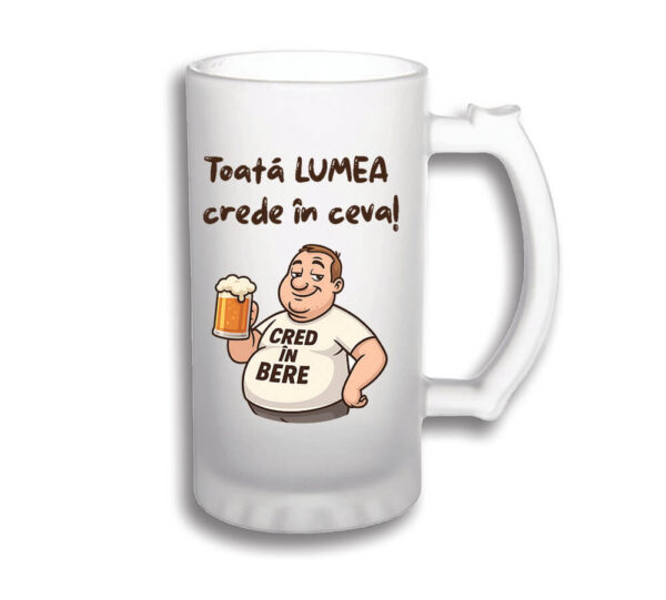Halba personalizata alba 500 ml cu mesaj "Toată lumea crede în ceva", cadou amuzant pentru iubitorii de bere