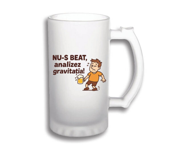 Halba personalizata alba cu mesaj "Nu-s beat, analizez gravitatia", cadou amuzant pentru iubitorii de bere
